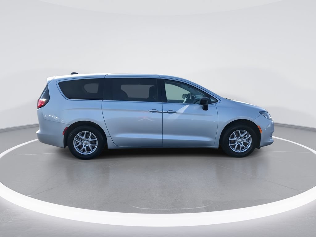 Used 2024 Chrysler Voyager LX FWD image 9