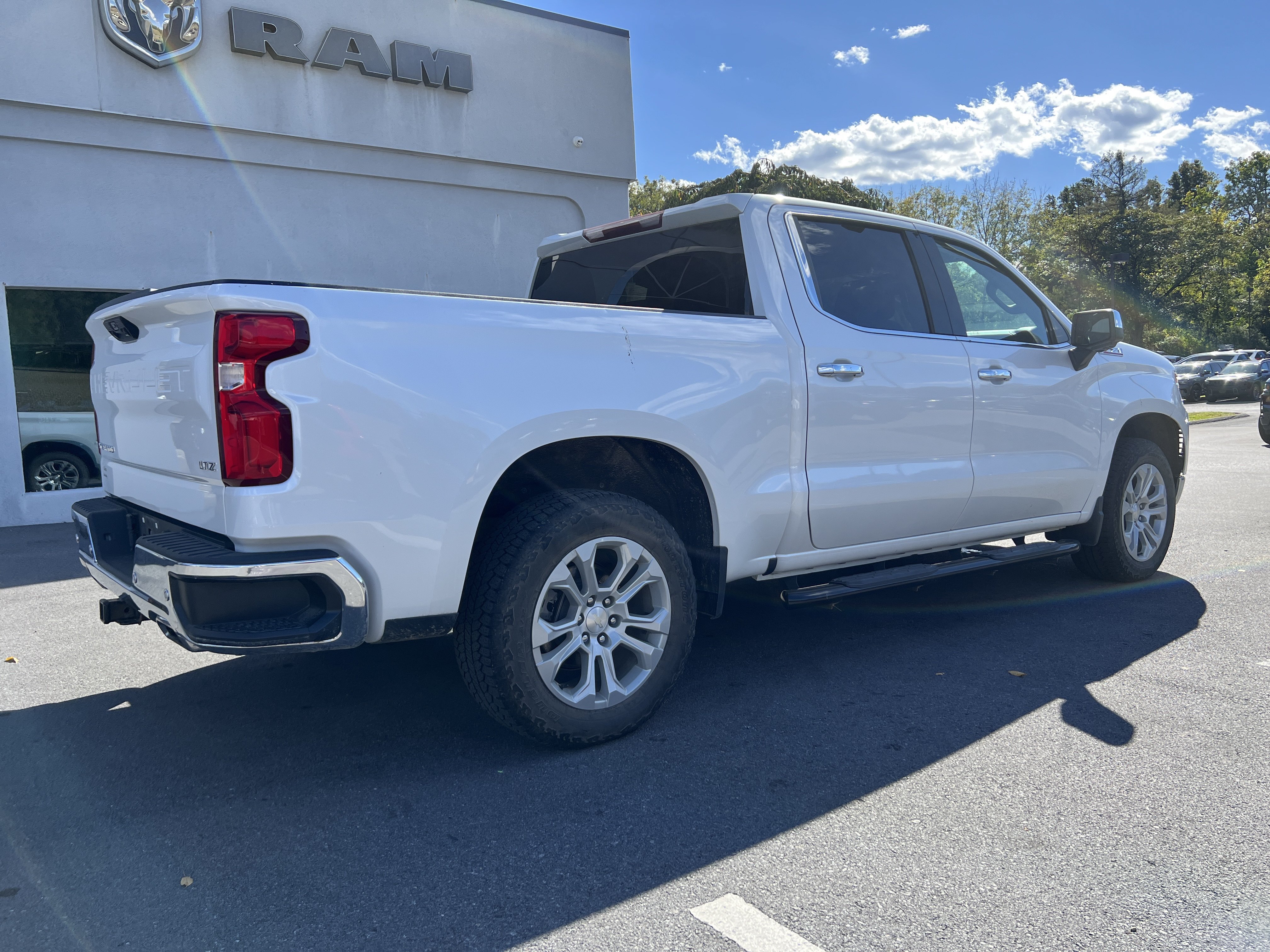 Used 2022 Chevrolet Silverado 1500 LTZ AWD/4WD image 3