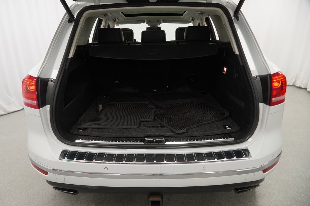 Used 2016 Volkswagen Touareg VR6 image 43