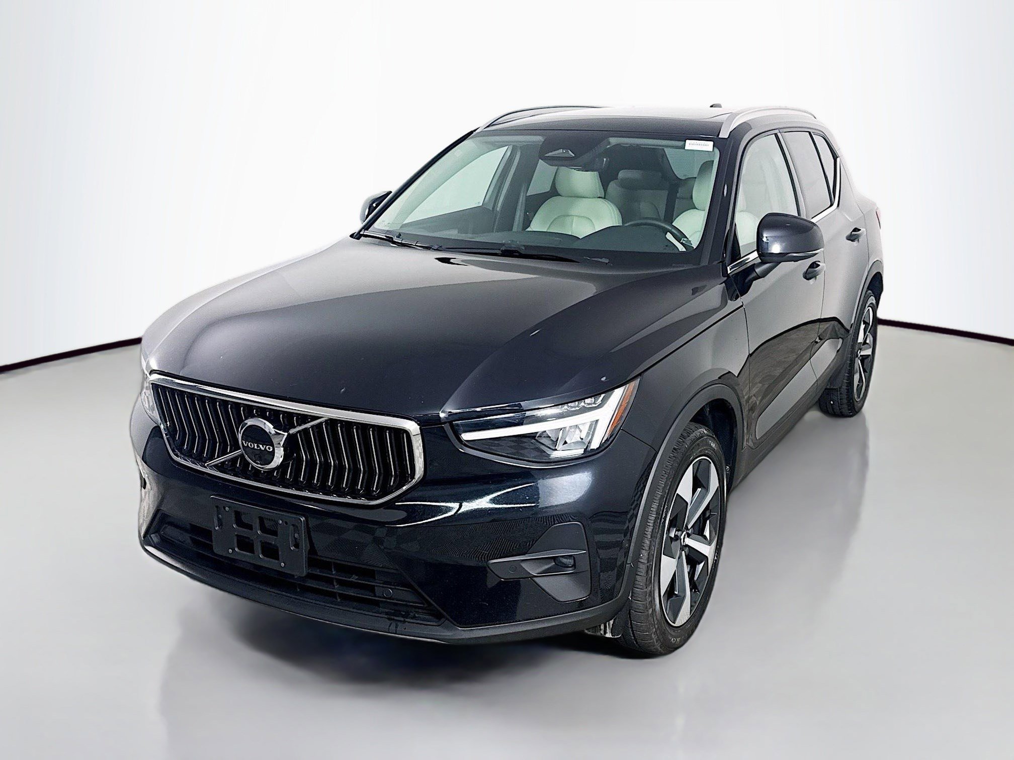Used 2024 Volvo XC40 B5 Plus image 4