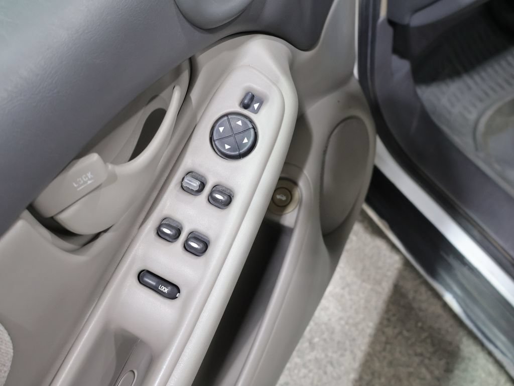 Used 2003 Oldsmobile Alero GL FWD image 13