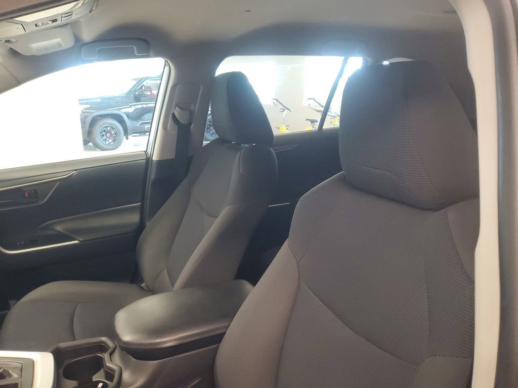 Used 2019 Toyota RAV4 LE image 16
