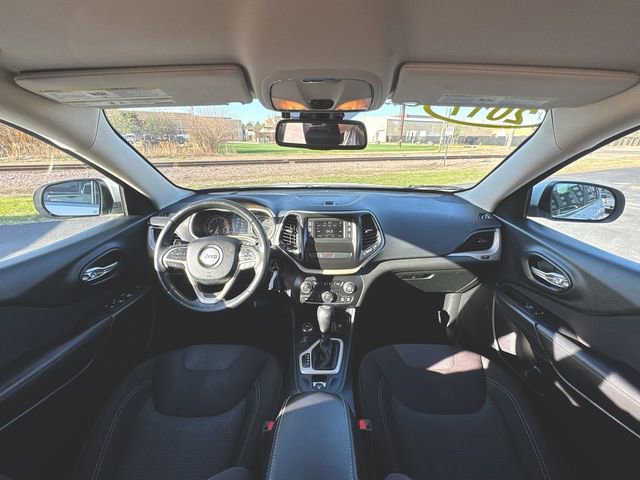 Used 2017 Jeep Cherokee Latitude w/ Safety/Convenience Group image 18