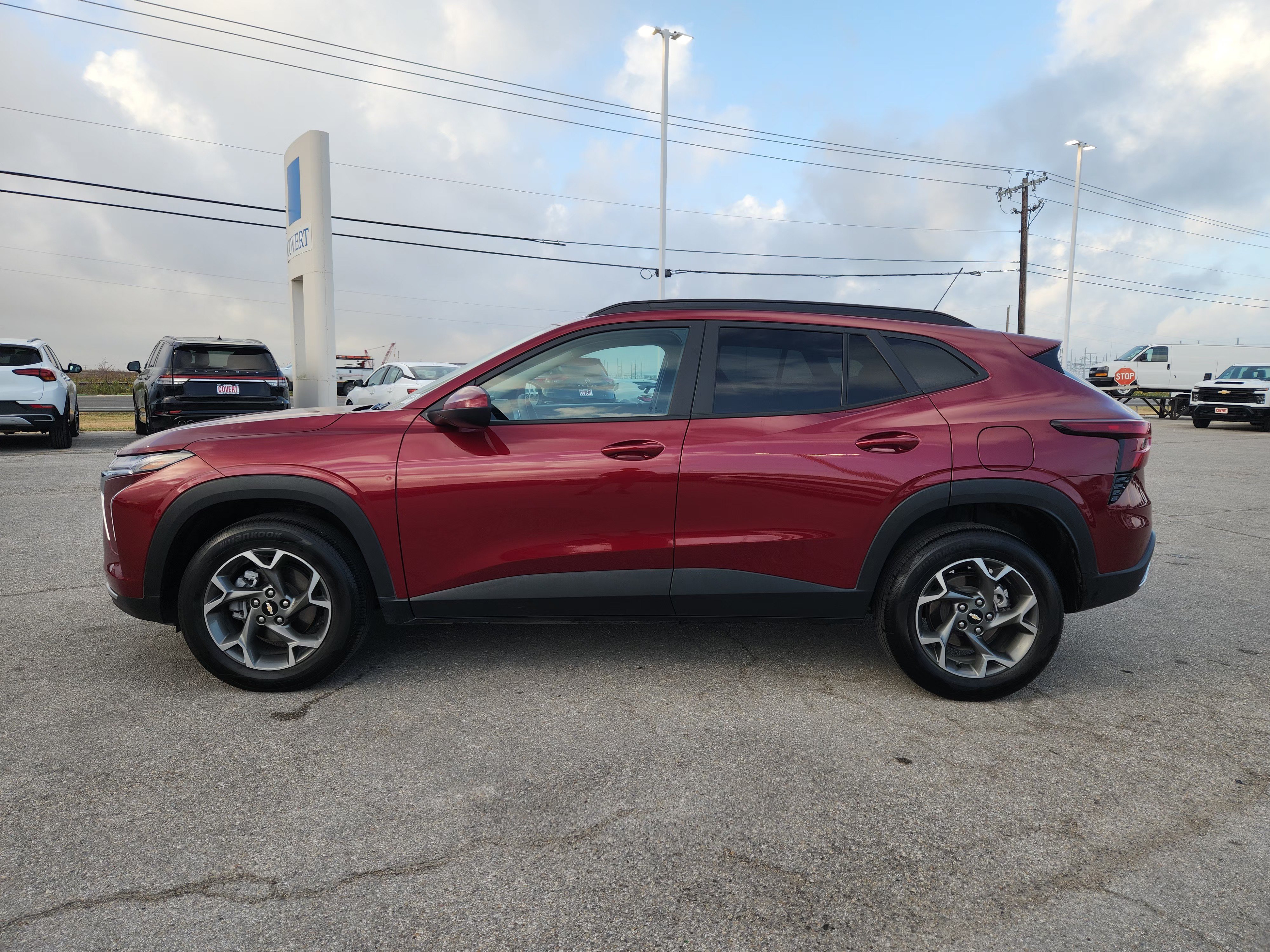 Used 2025 Chevrolet Trax LT FWD image 4