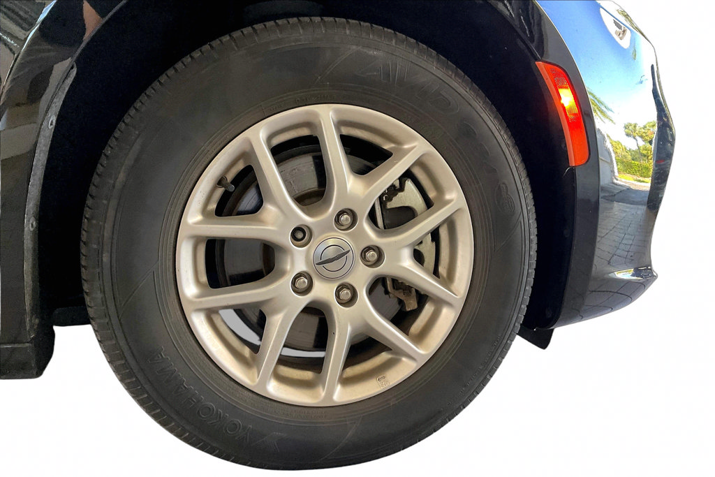 Used 2024 Chrysler Pacifica Touring-L FWD image 32