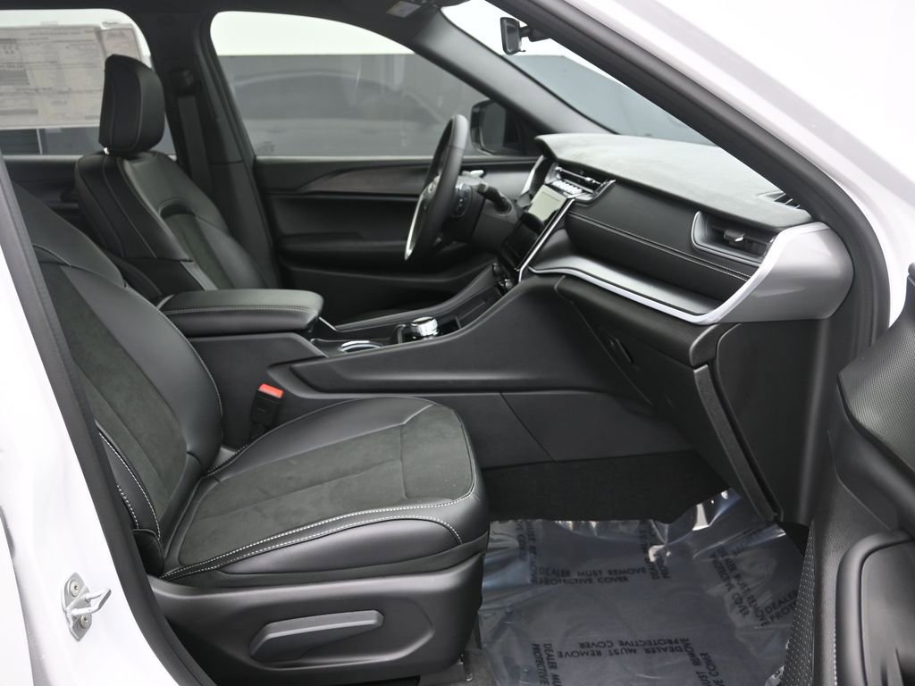 New 2025 Jeep Grand Cherokee Altitude image 27