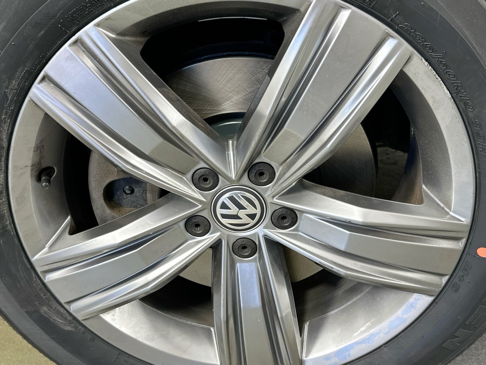 Used 2018 Volkswagen Tiguan SEL Premium FWD image 32