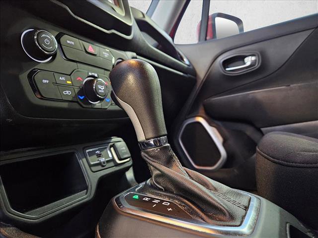 Used 2018 Jeep Renegade Latitude w/ Popular Equipment Group image 14