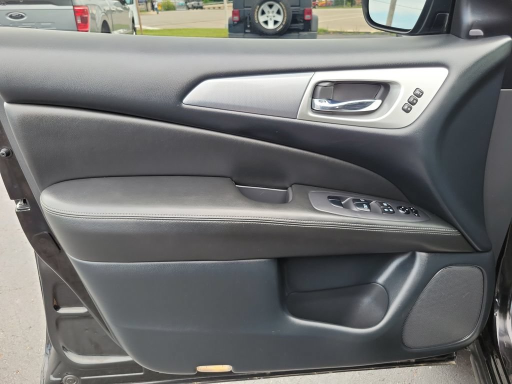 Used 2018 Nissan Pathfinder SL w/ Midnight Edition Package AWD/4WD image 6