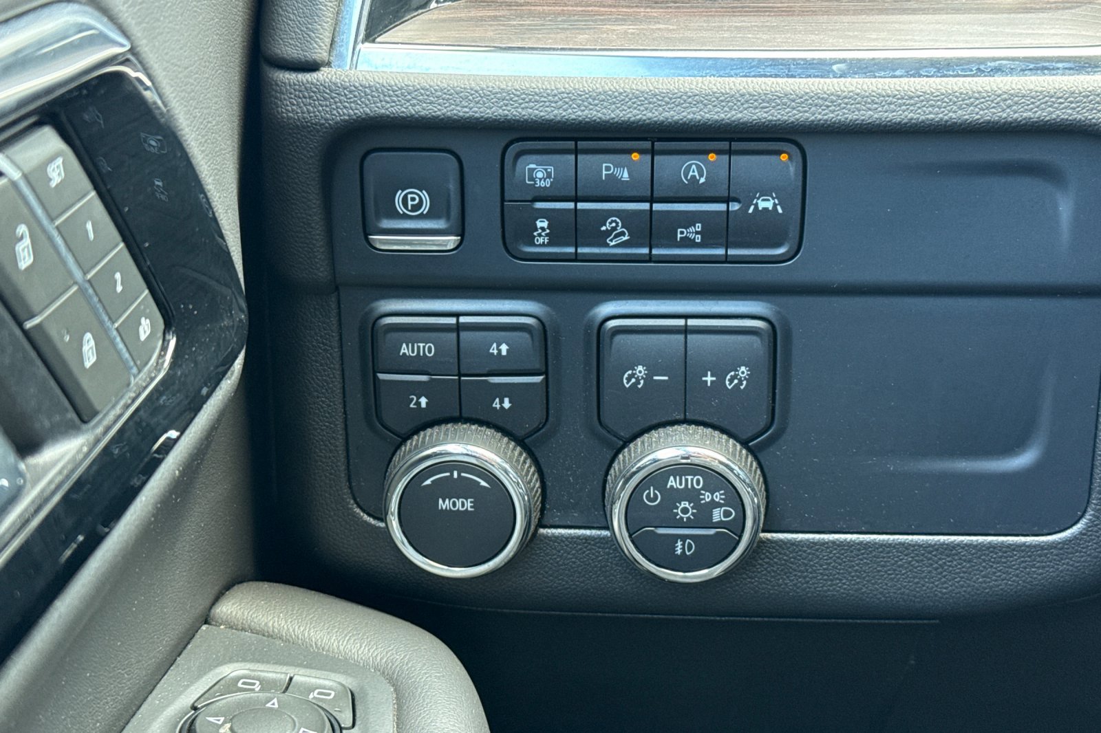 Used 2025 Chevrolet Suburban Z71 AWD/4WD image 37