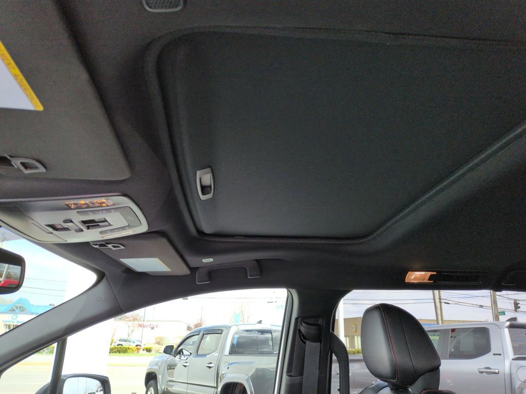 Used 2025 Toyota Sienna XSE w/ XSE Plus Package image 21