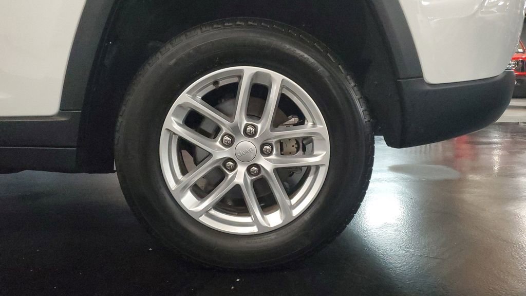 Used 2025 Jeep Grand Cherokee Laredo X image 6