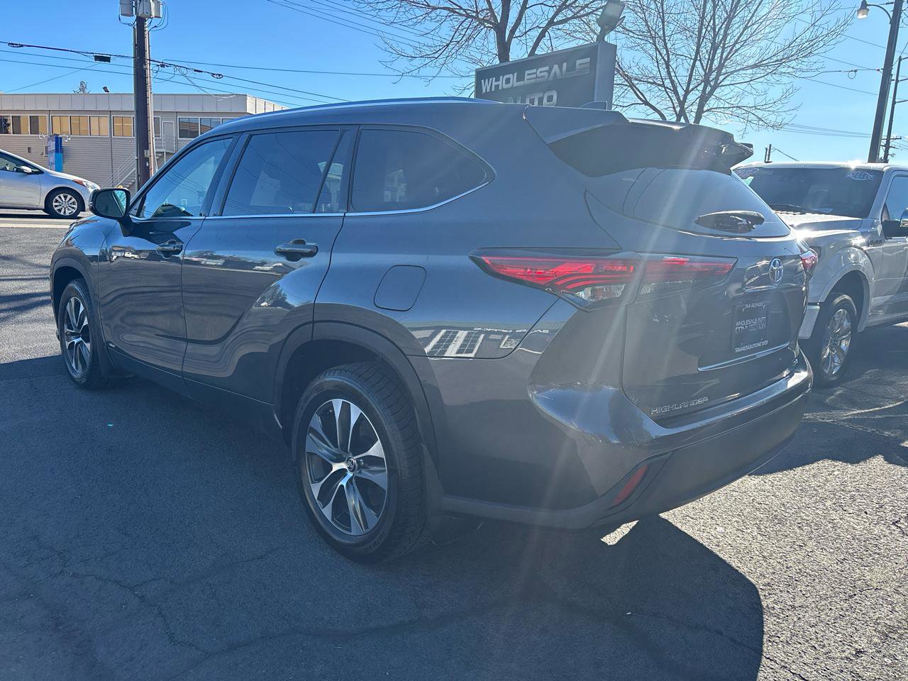 Used 2020 Toyota Highlander XLE AWD/4WD image 5