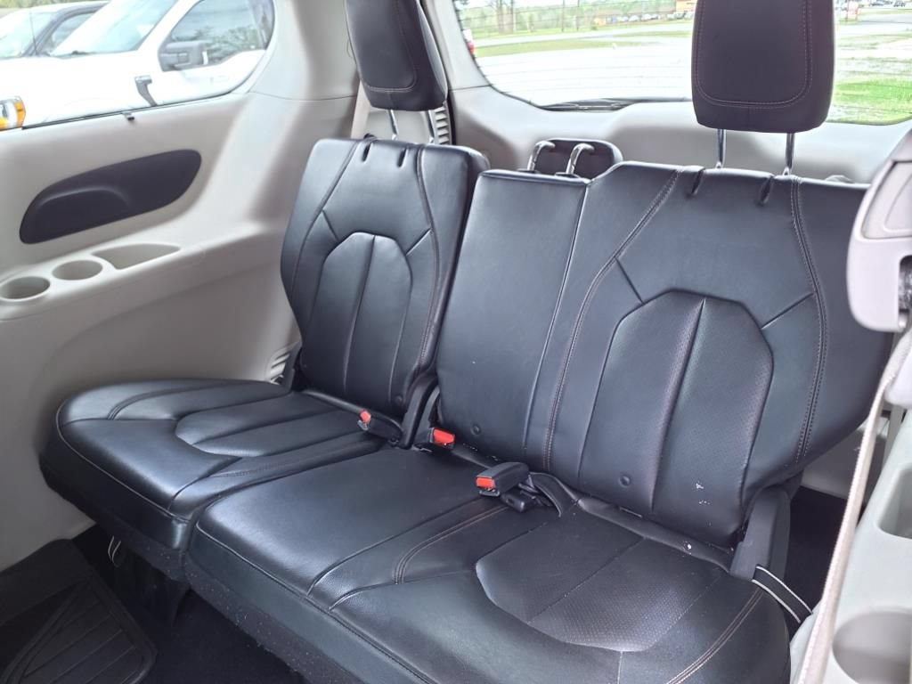 Used 2020 Chrysler Pacifica Touring-L FWD image 11