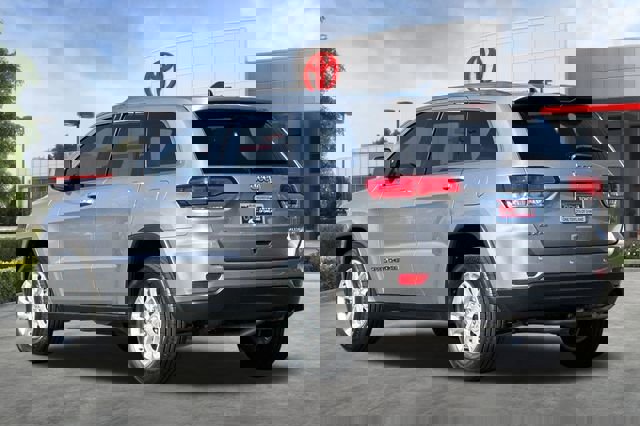 Used 2021 Jeep Grand Cherokee Laredo image 6