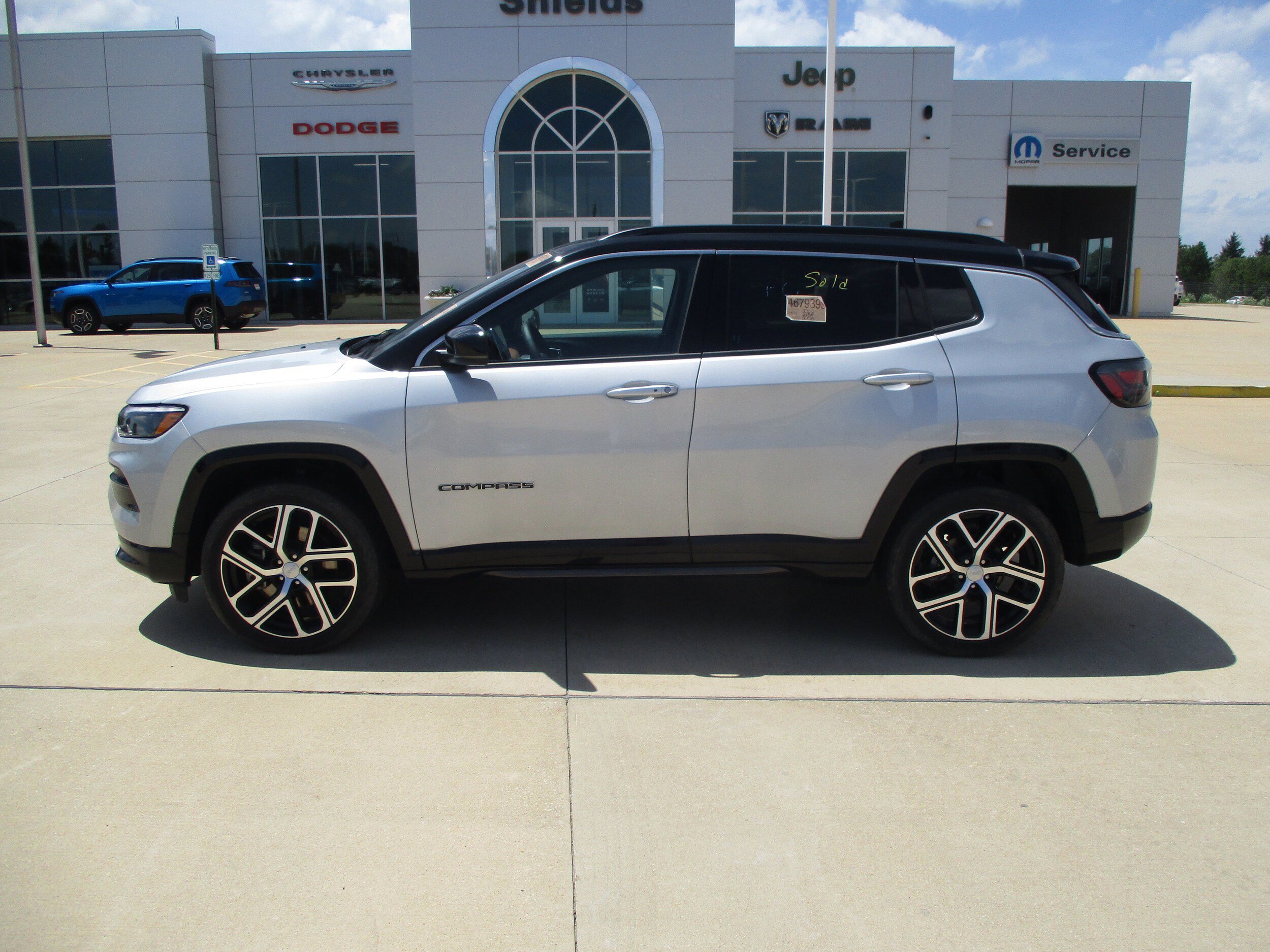 Used 2024 Jeep Compass Limited w/ Elite Group AWD/4WD image 3