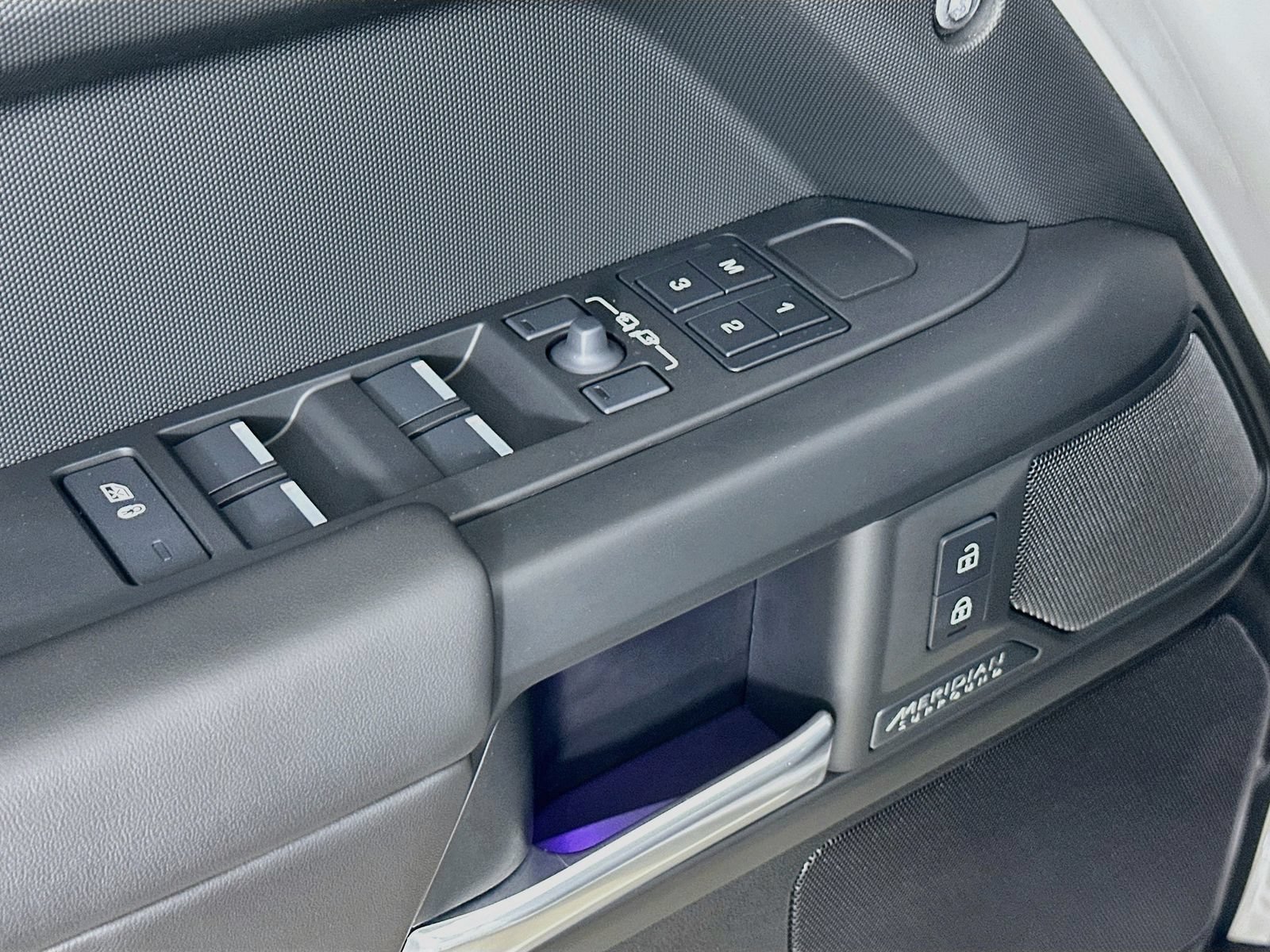 New 2026 Land Rover Defender 110 X-Dynamic SE AWD/4WD image 18