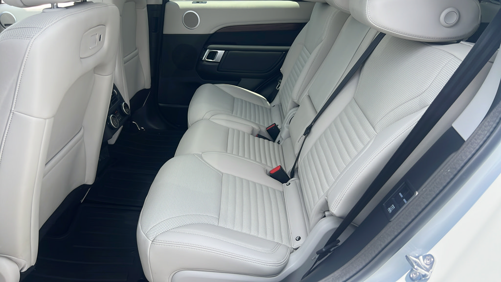 Used 2025 Land Rover Discovery Dynamic SE AWD/4WD image 15