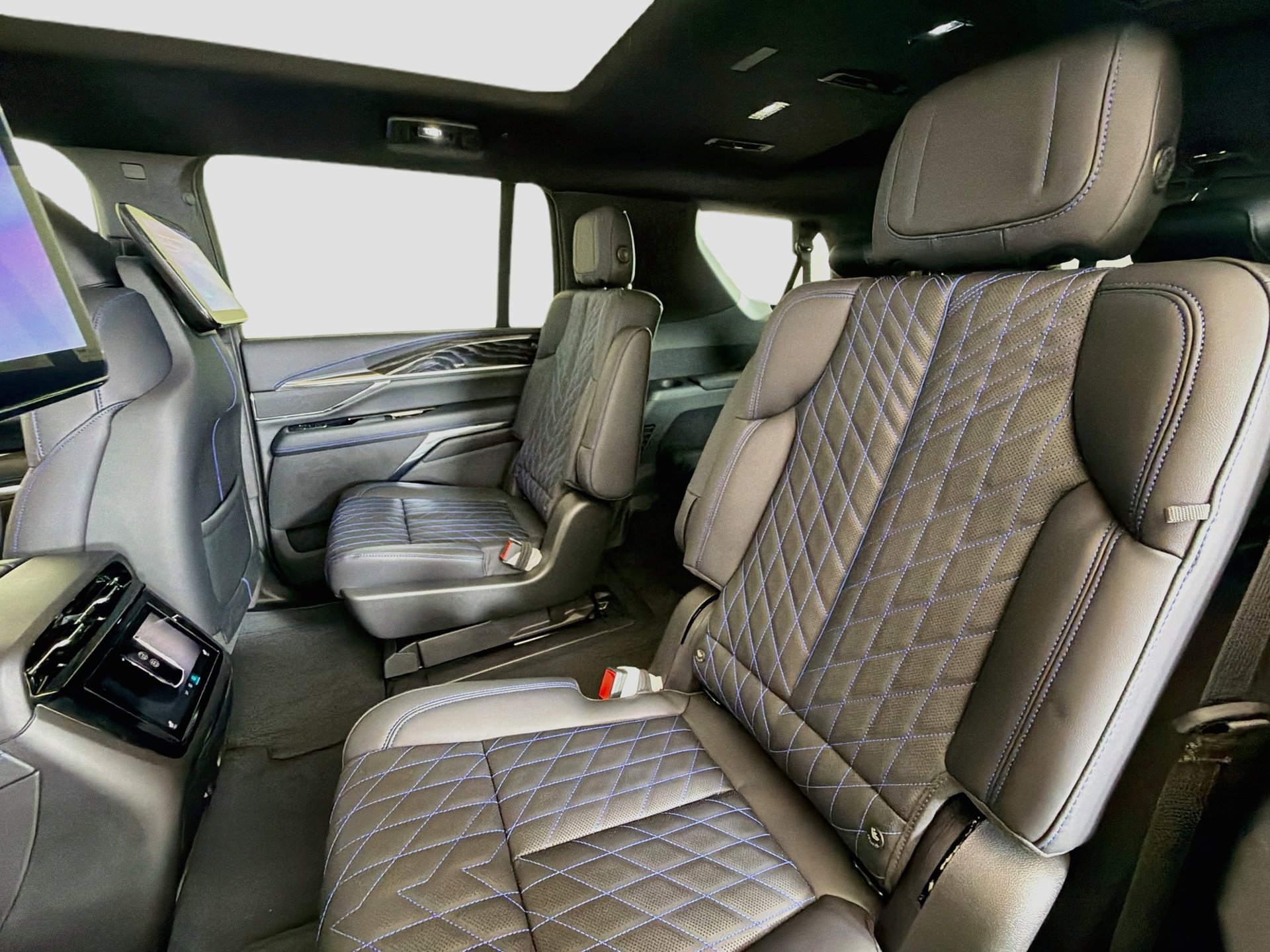 New 2026 Cadillac Escalade IQL Sport 1 w/ LPO, ONYX Package AWD/4WD image 23