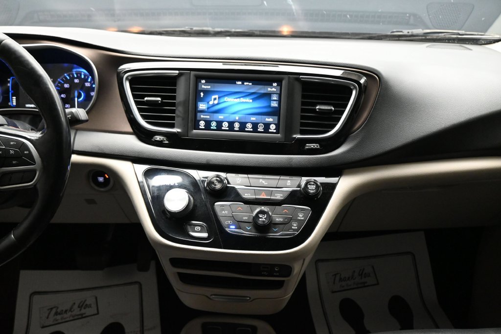Used 2019 Chrysler Pacifica Touring-L FWD image 18