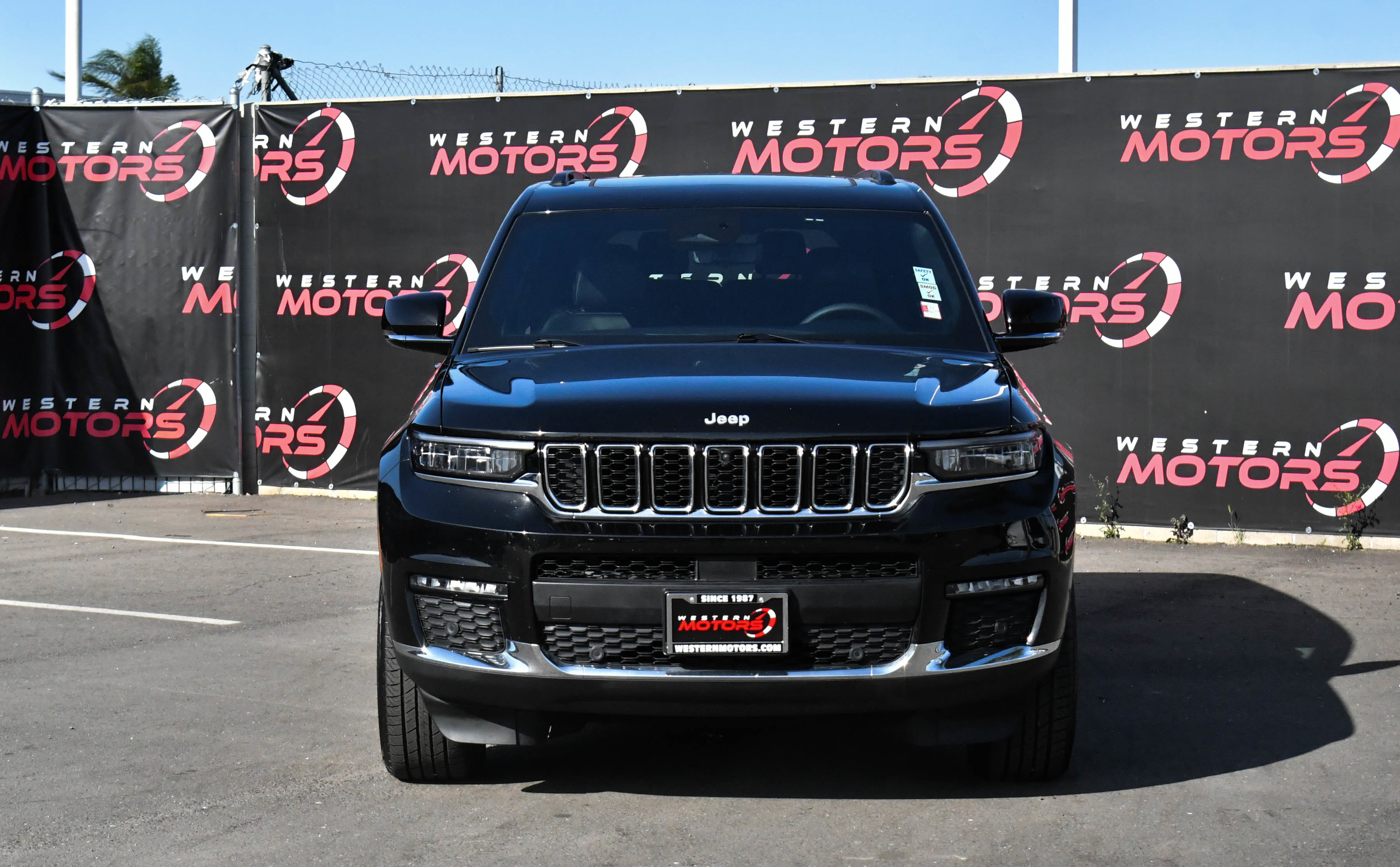 Used 2024 Jeep Grand Cherokee L Limited w/ Luxury Tech Group II image 2