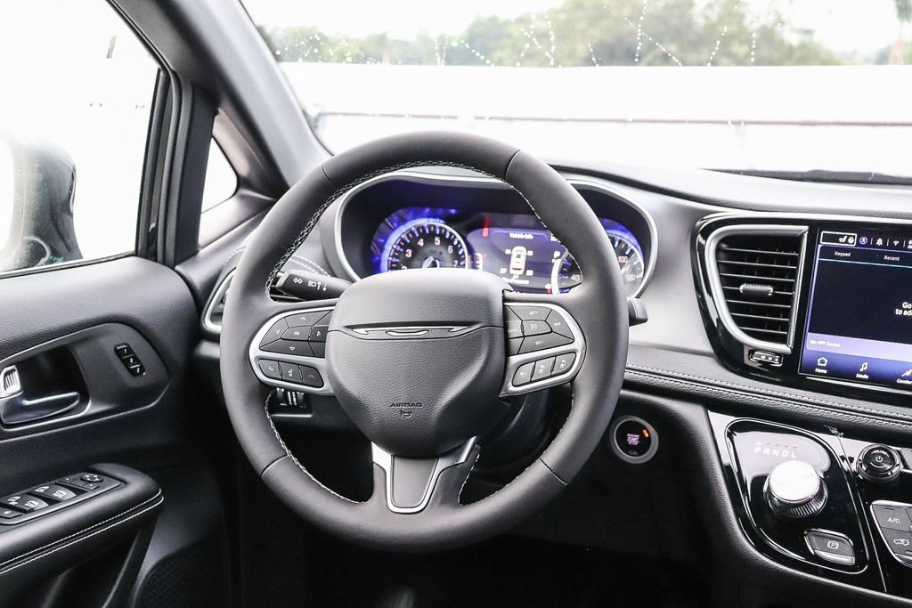 New 2027 Chrysler Pacifica Select FWD image 17