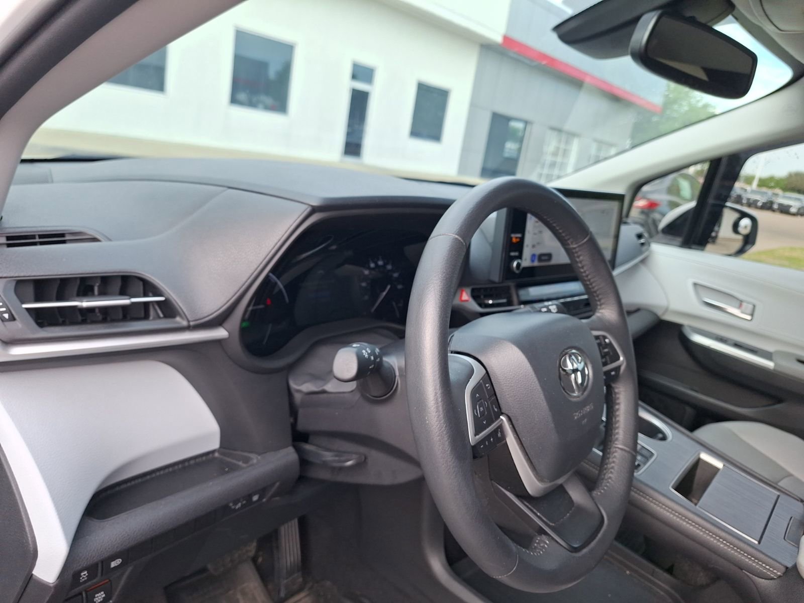 Used 2025 Toyota Sienna XLE image 15