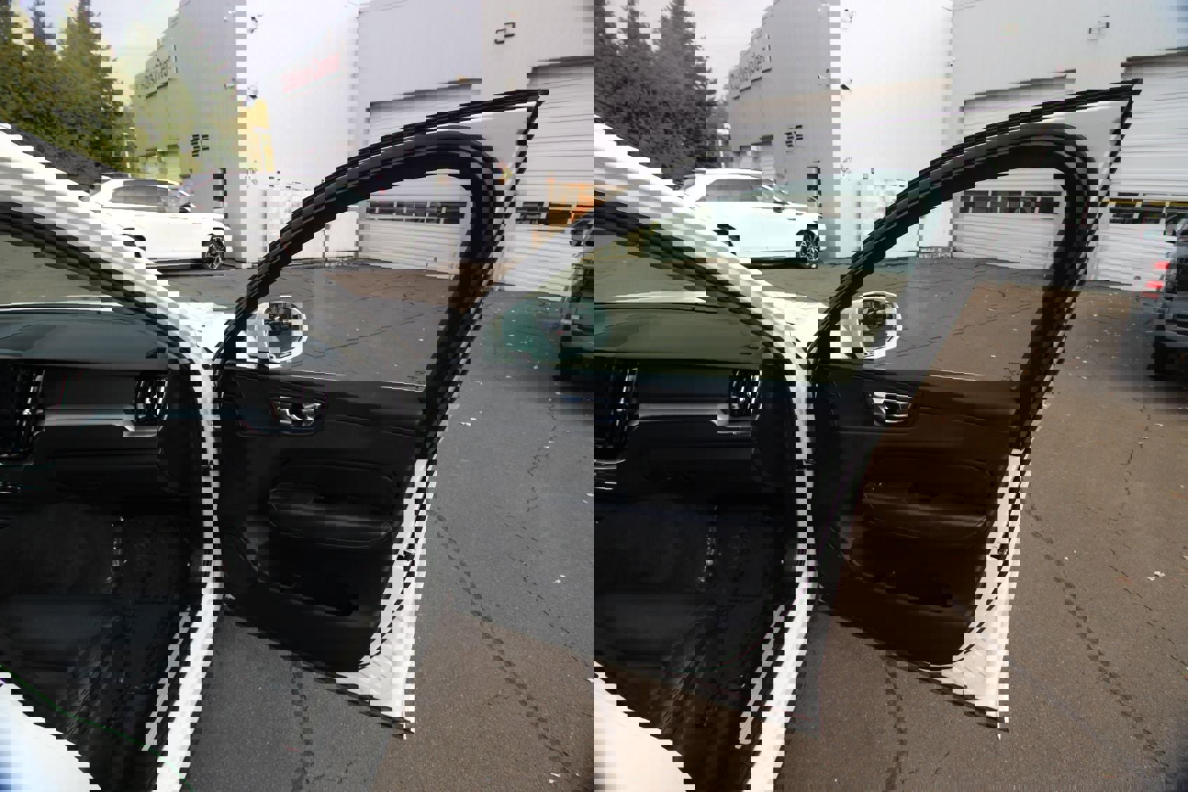 Used 2020 Volvo XC60 T5 Momentum image 16