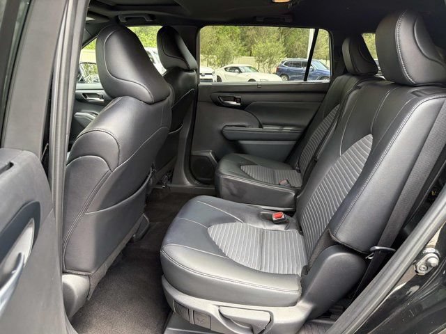 Used 2025 Toyota Highlander XSE AWD/4WD image 14
