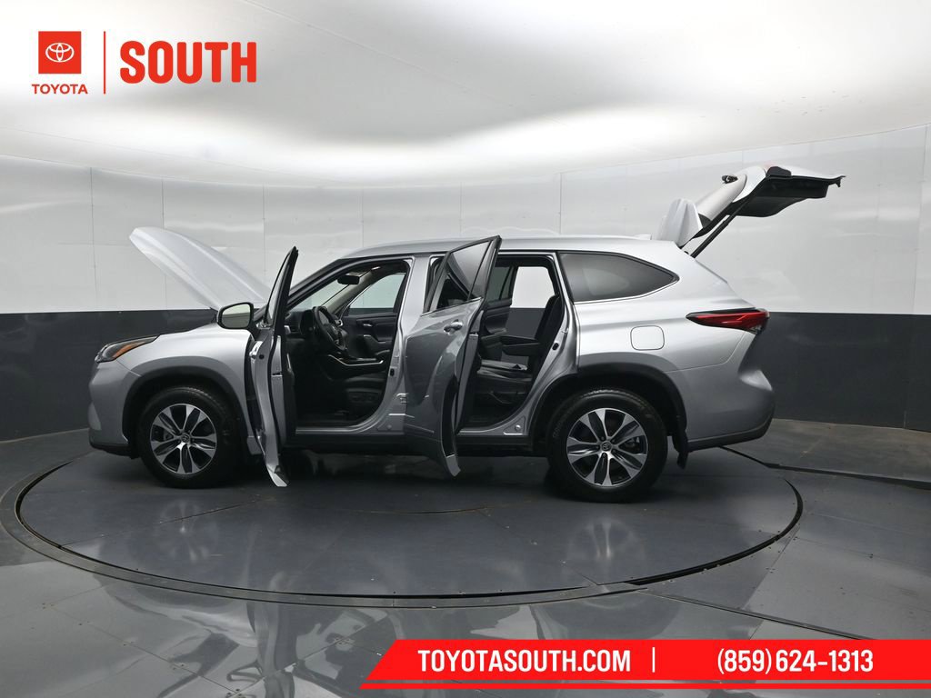 Used 2023 Toyota Highlander XLE AWD/4WD image 58