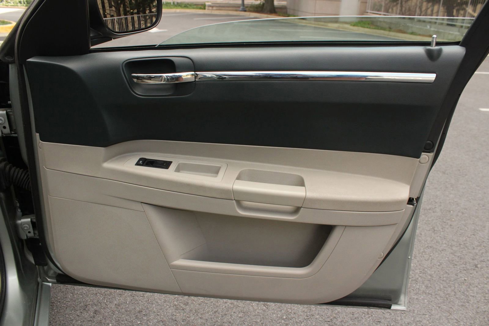 Used 2005 Chrysler 300 Touring RWD image 28
