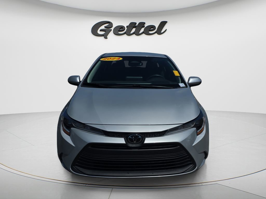 Used 2024 Toyota Corolla LE image 2