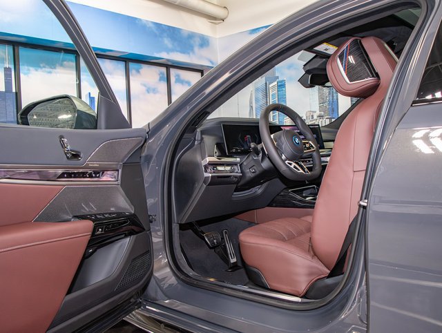 Used 2026 BMW 750e xDrive AWD/4WD image 13