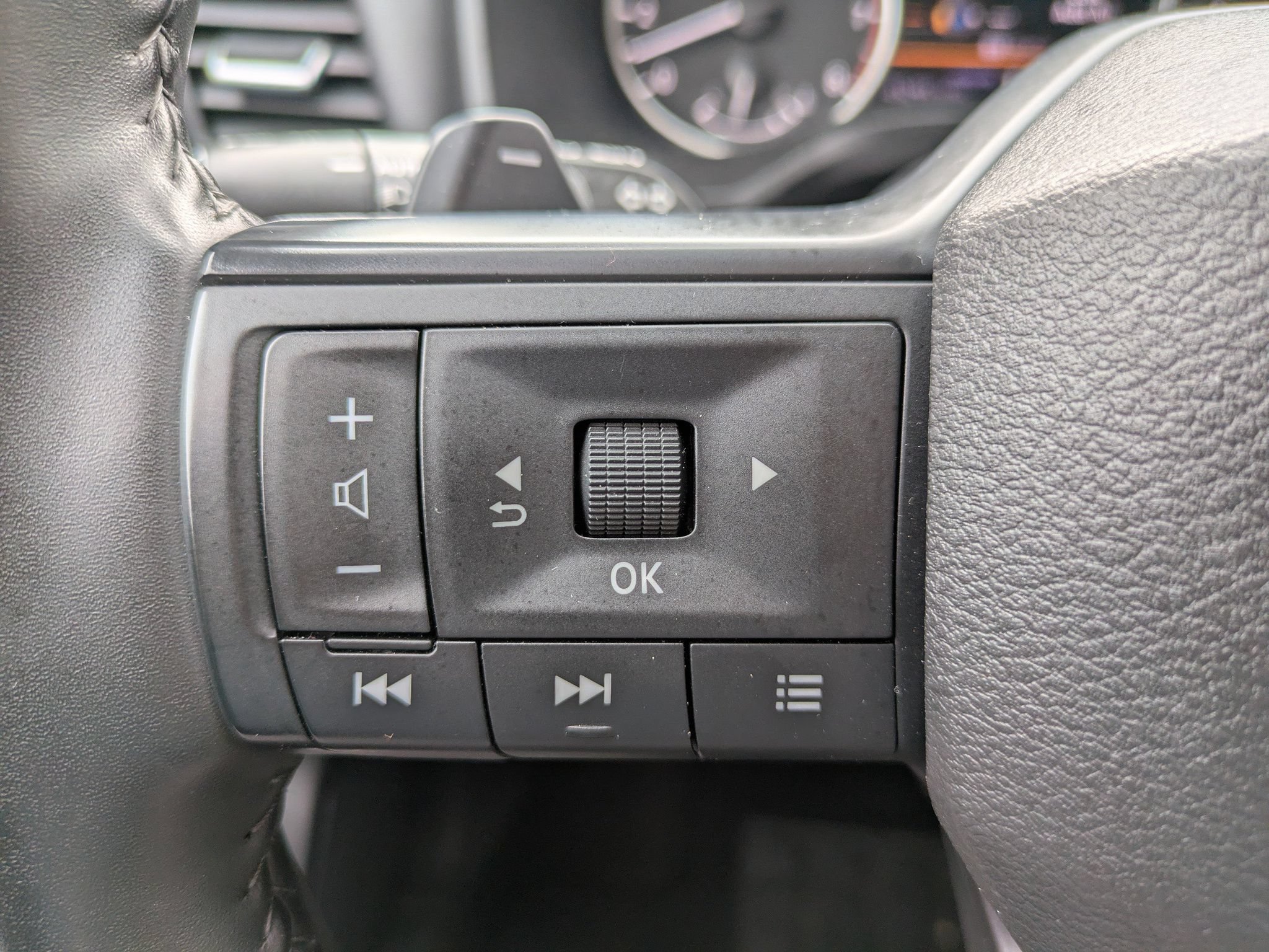 Certified 2025 Nissan Rogue SV FWD image 24