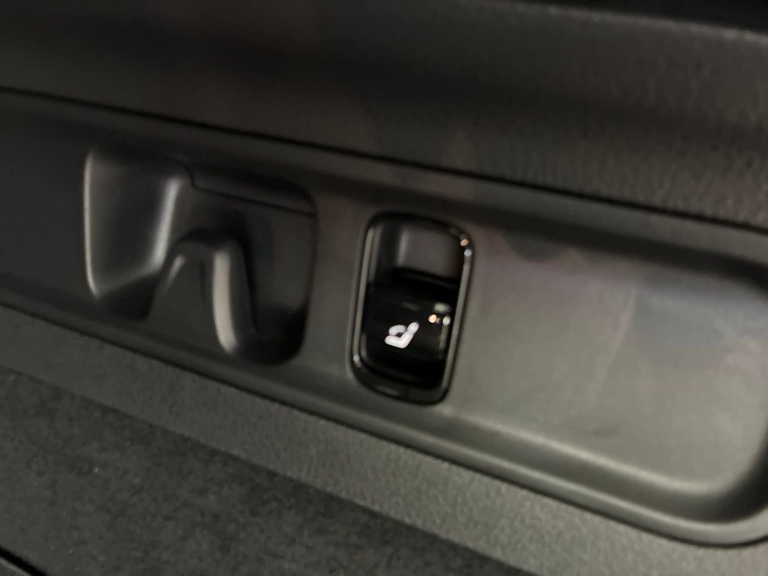 Used 2025 Mercedes-Benz GLC 350e 4MATIC w/ AMG Line image 28