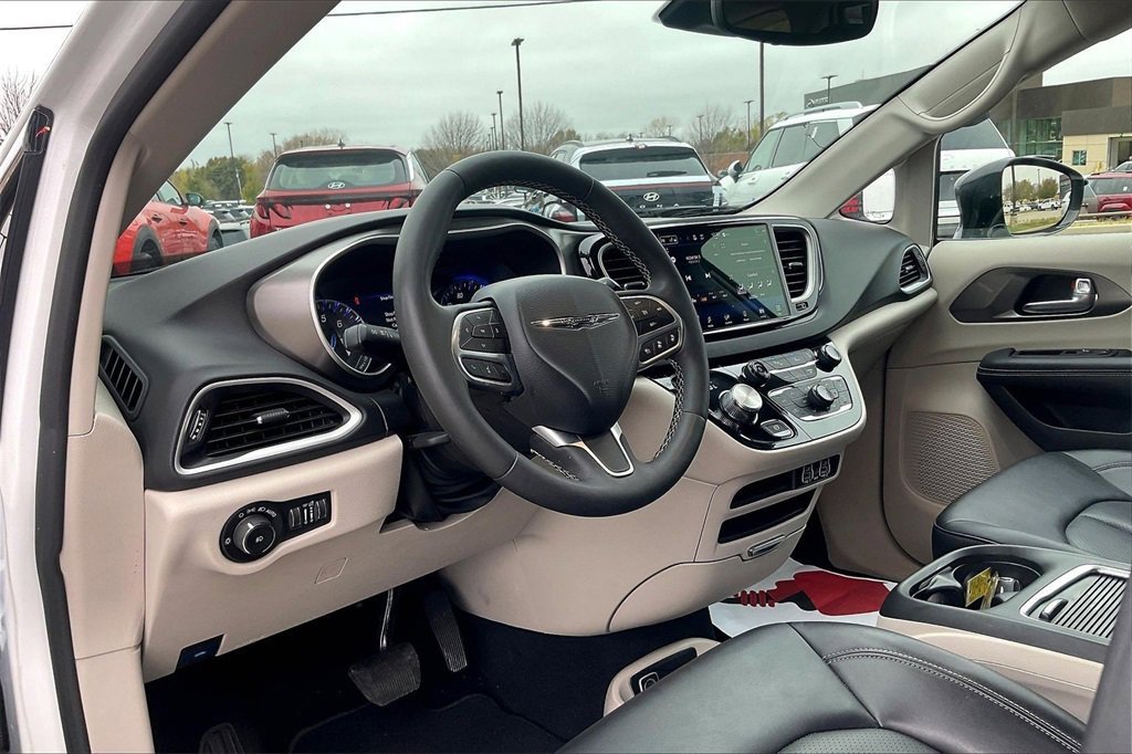 Used 2024 Chrysler Pacifica Touring-L image 37