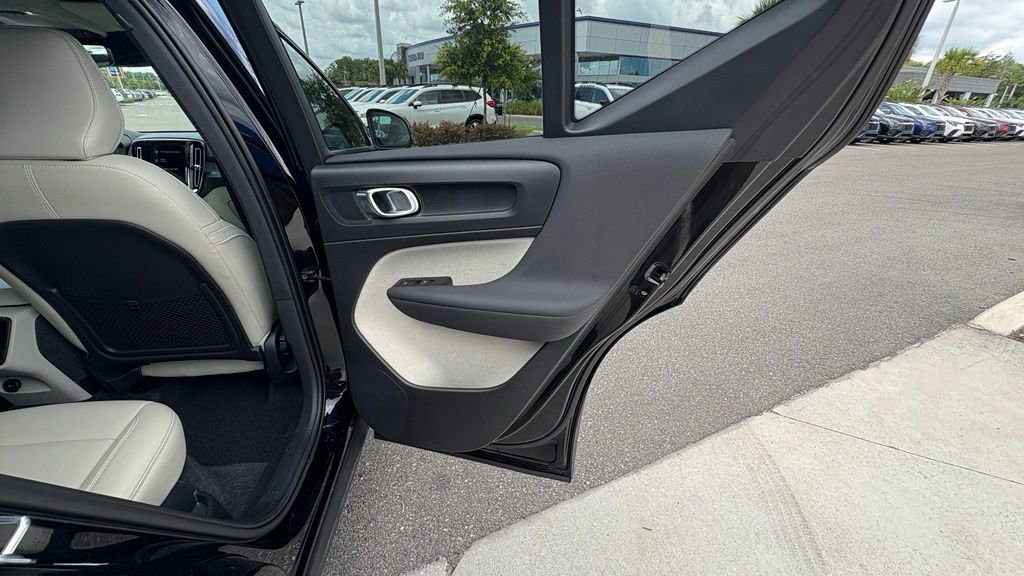 Used 2022 Volvo XC40 T4 Momentum FWD image 18