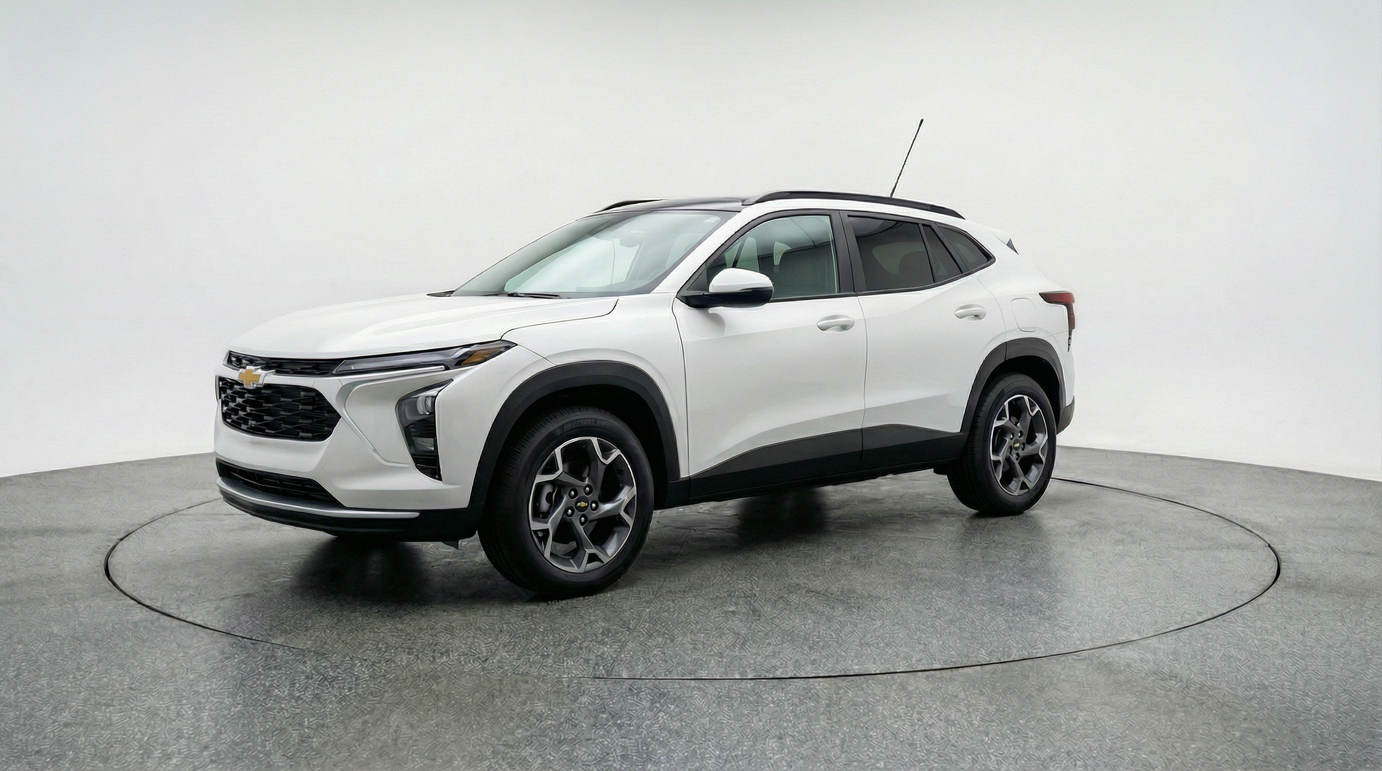 Used 2025 Chevrolet Trax LT FWD image 3