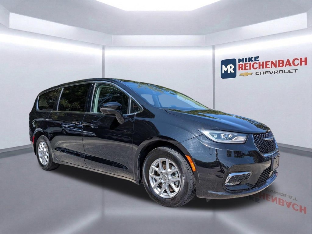 Used 2024 Chrysler Pacifica Touring-L FWD image 2
