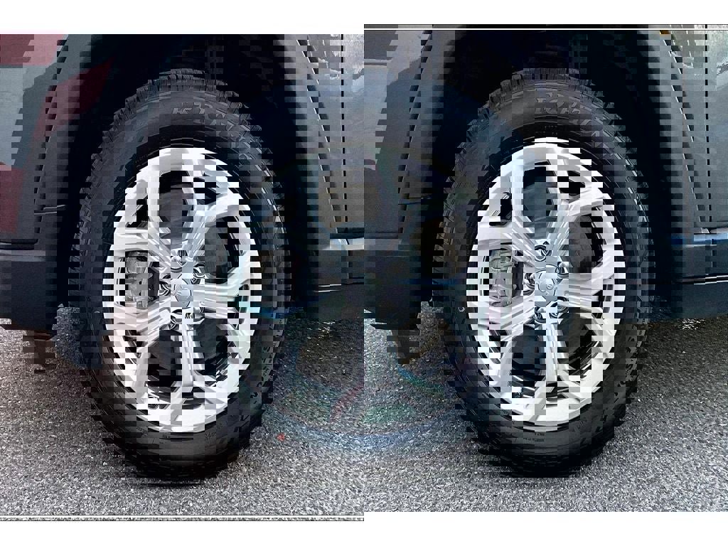 Used 2024 Jeep Compass Latitude image 9