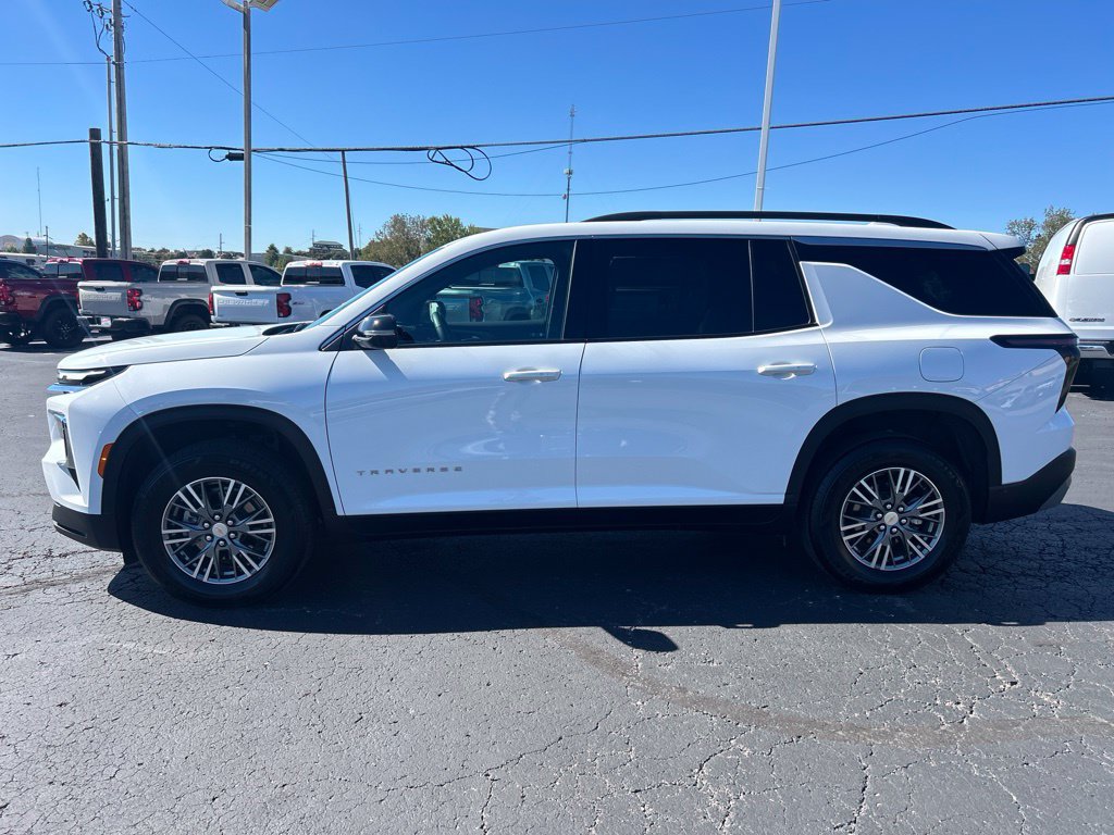 Used 2025 Chevrolet Traverse LT FWD image 8