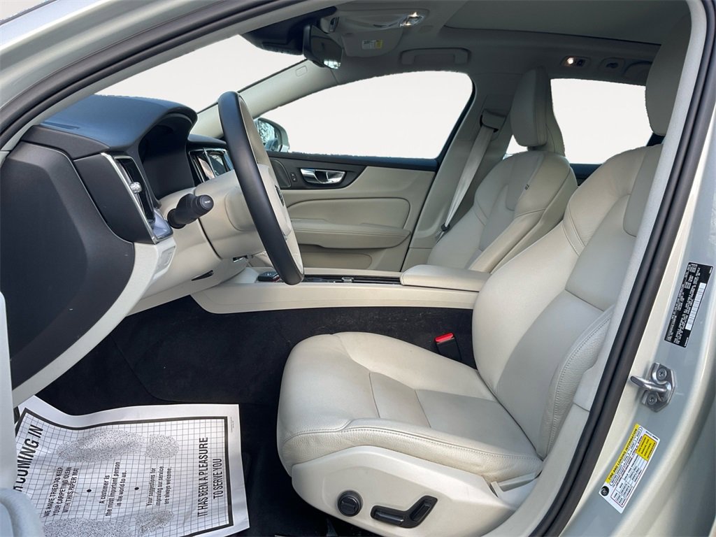 Used 2020 Volvo V60 T5 Momentum image 9