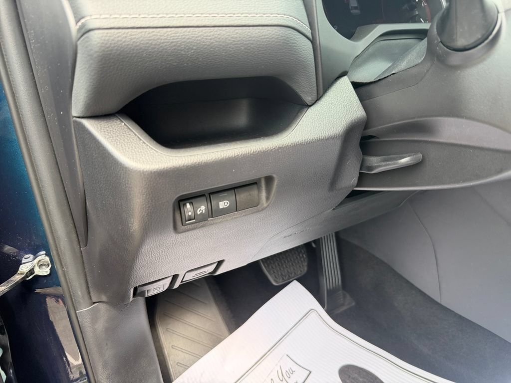 Used 2025 Toyota RAV4 XLE AWD/4WD image 32