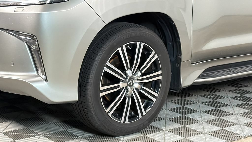 Used 2018 Lexus LX 570 4WD w/ Luxury Package image 4