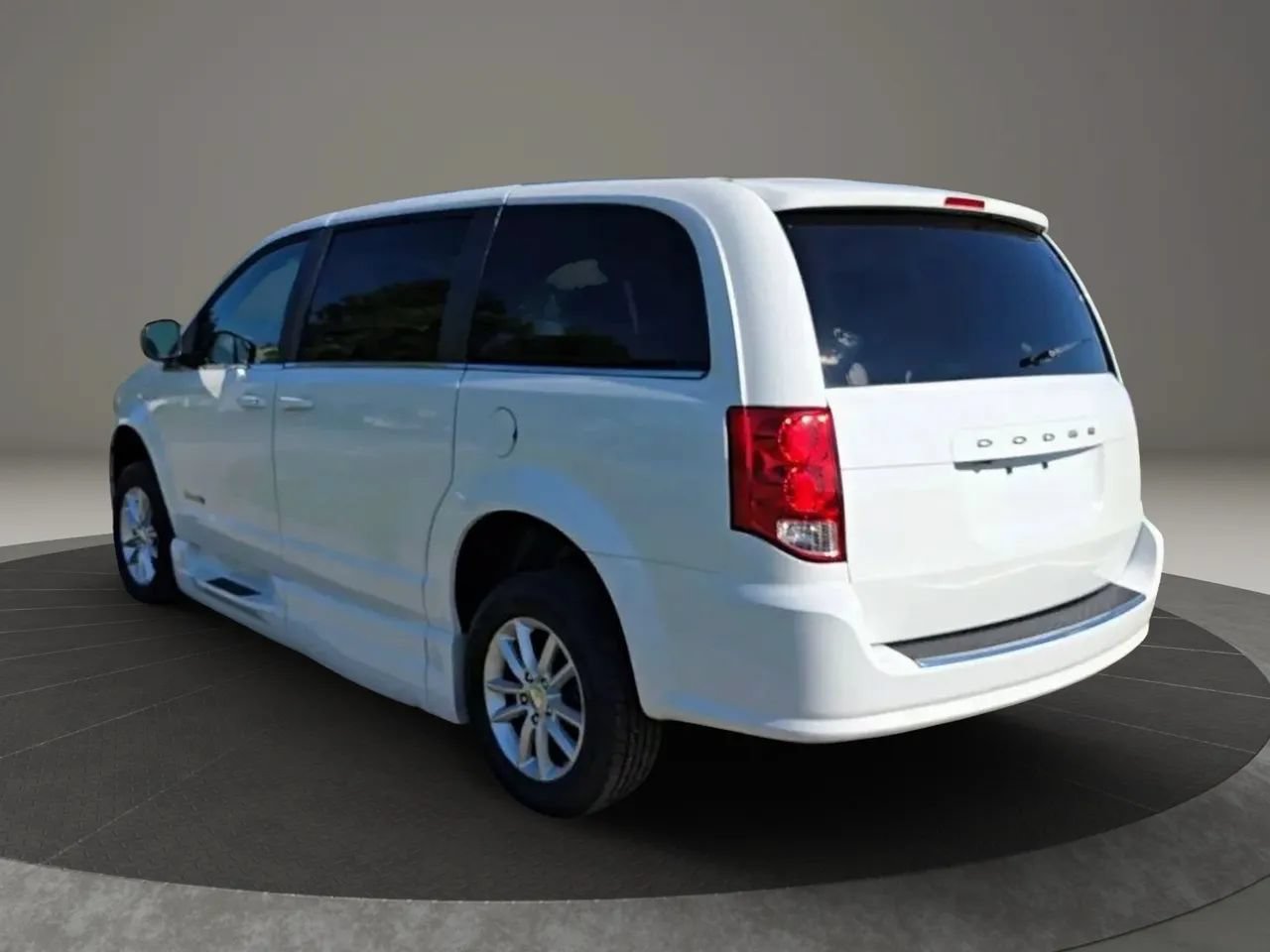 Used 2020 Dodge Grand Caravan SXT FWD image 4