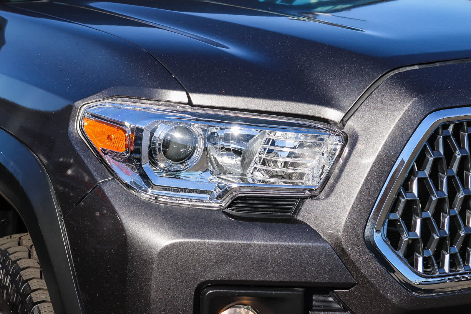 Used 2019 Toyota Tacoma TRD Off-Road w/ Technology Package AWD/4WD image 8