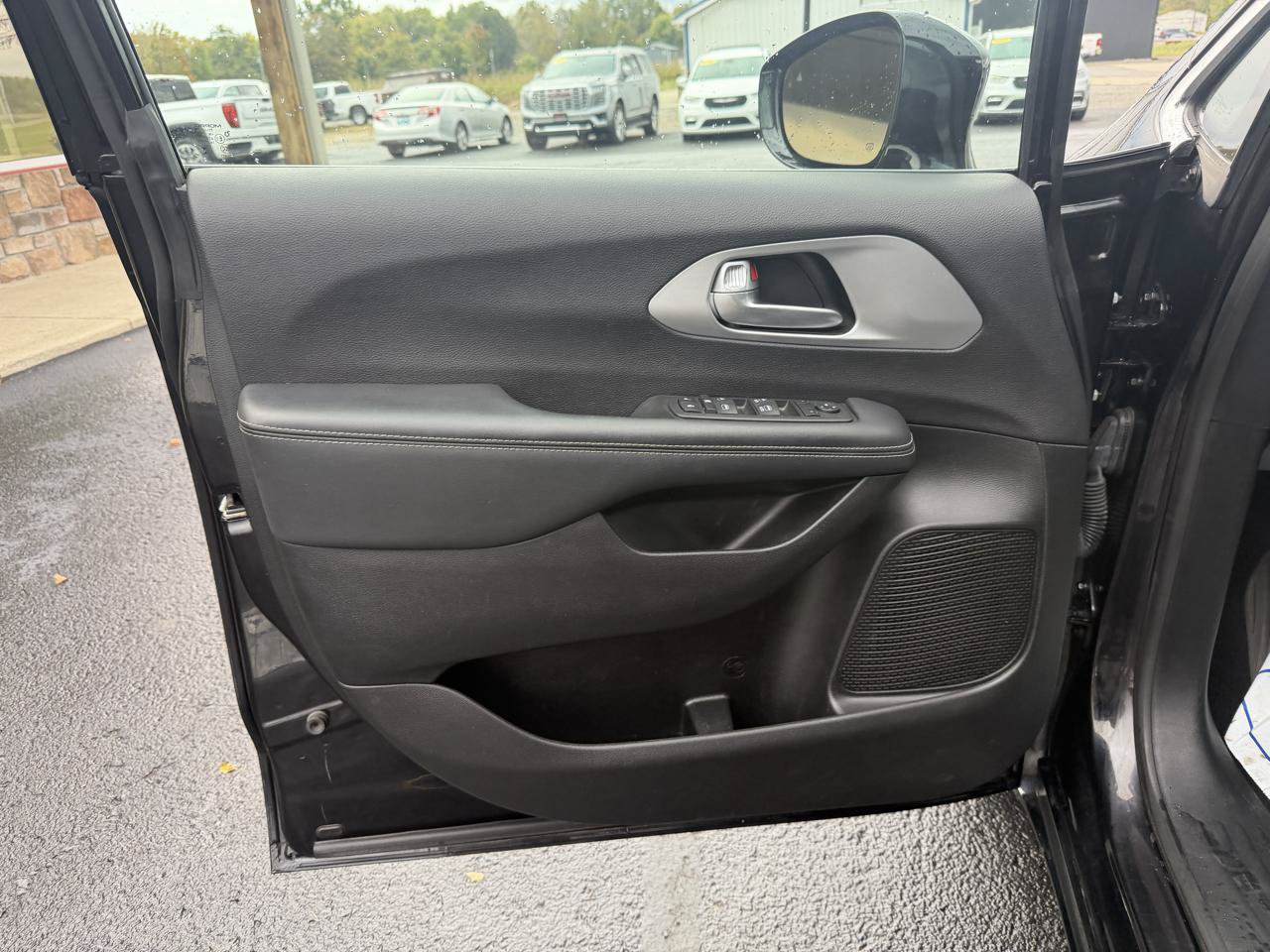 Used 2024 Chrysler Pacifica Touring FWD image 12