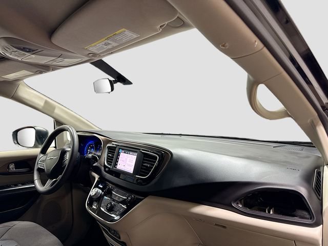 Used 2022 Chrysler Voyager LX image 30