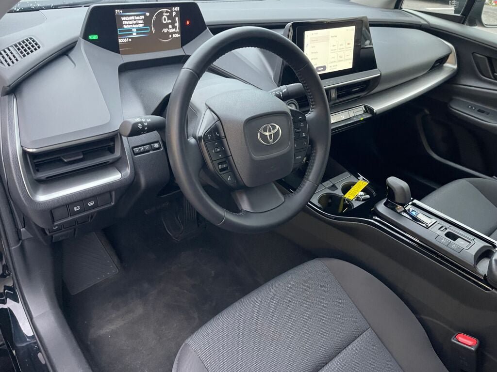 Used 2025 Toyota Prius LE FWD image 5