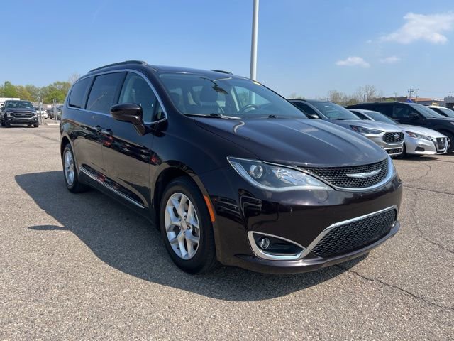 Used 2017 Chrysler Pacifica Touring-L w/ Tire & Wheel Group FWD image 3